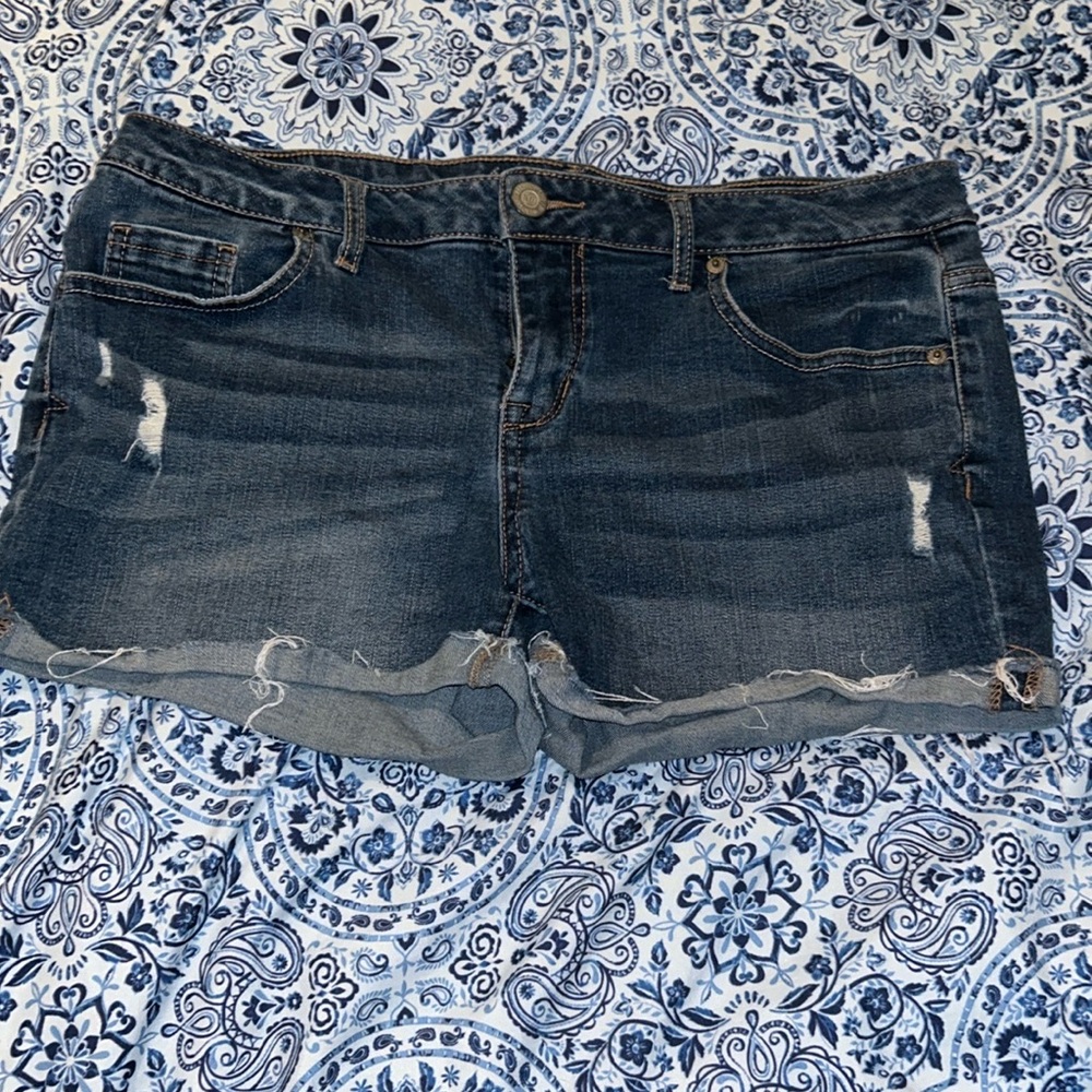 Aeropostale Midi Denim Dark Wash Shorts Ripped
Size 12